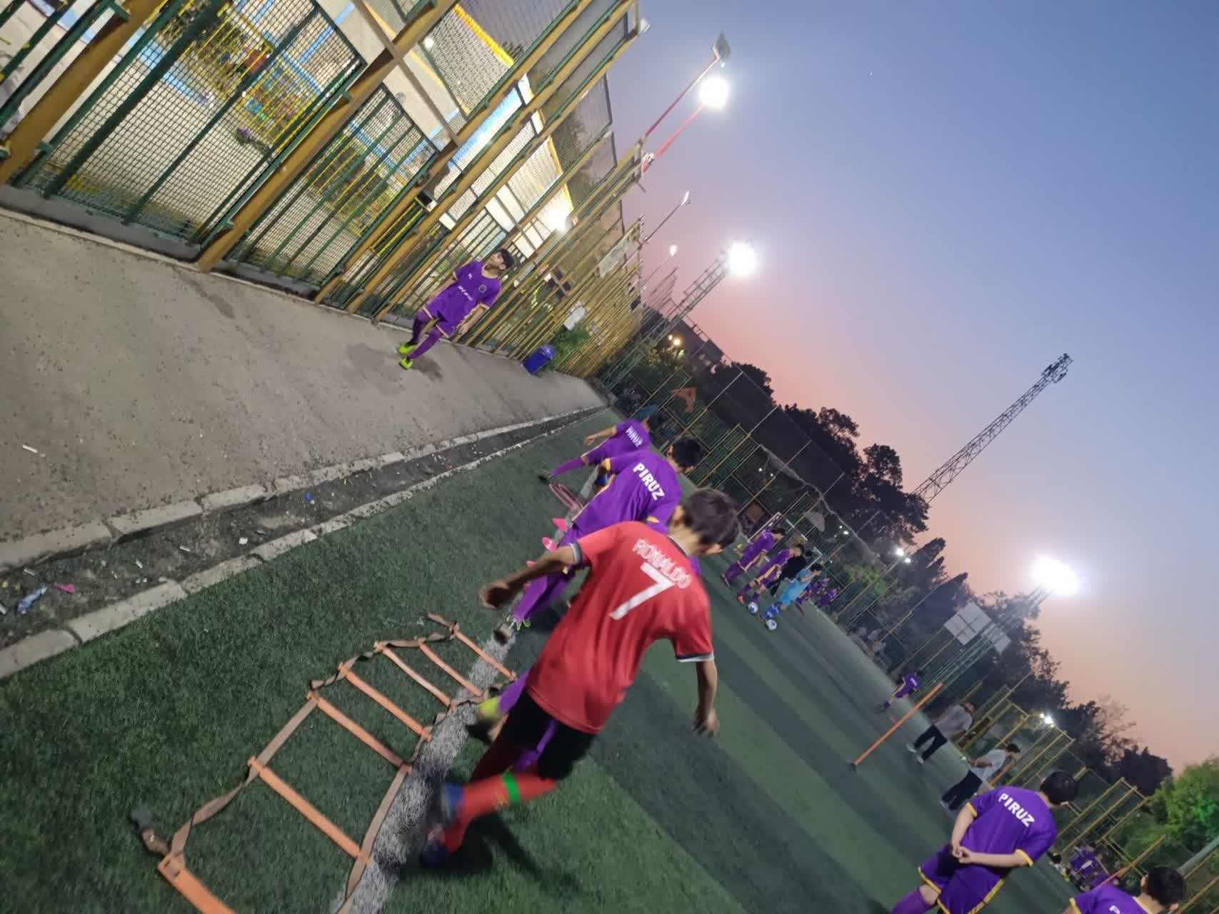باشگاه پیروز مهر ایرانیان 19
